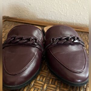 Burgundy mules with chain